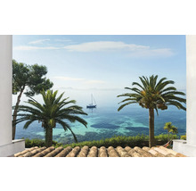 Blick vom Dach mit Ziegeln auf das Meer mit Segelboot und Palmen