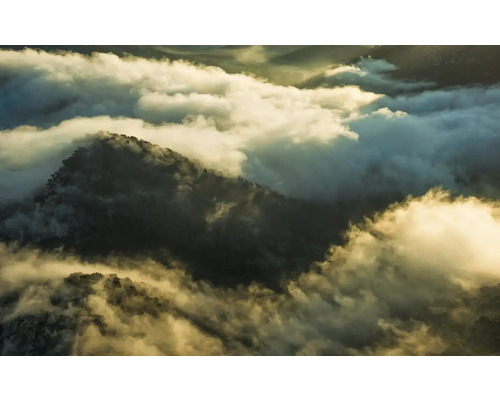 Landschaft mit Wolken über Berg