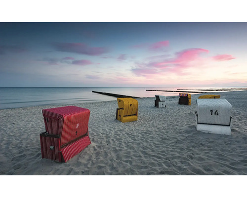 Strandkörbe am Strand bei Sonnenuntergang