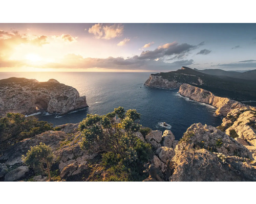 Felsige Küstenlandschaft mit Meerblick bei Sonnenaufgang