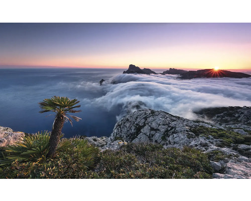 Landschaft mit Meerblick, Bergen und Wolken