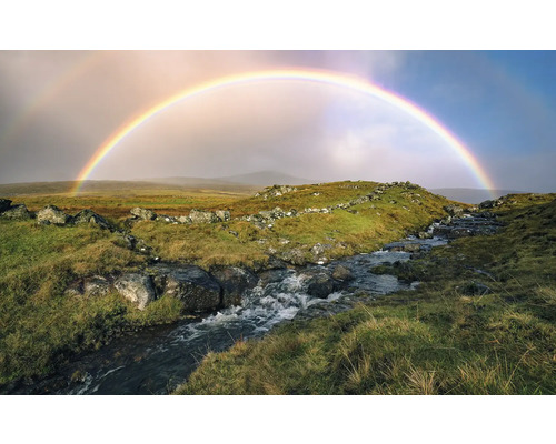 Landschaft mit Bachlauf, Steinen und Regenbogen