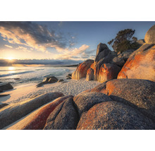 Sandstrand mit Felsen und Meerblick bei Sonnenaufgang