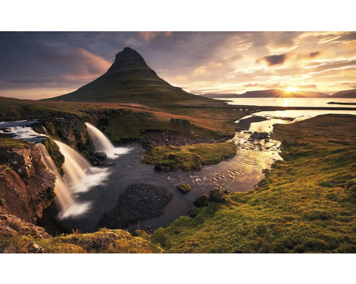 Landschaft mit Berg, Wasserfällen und Sonnenaufgang