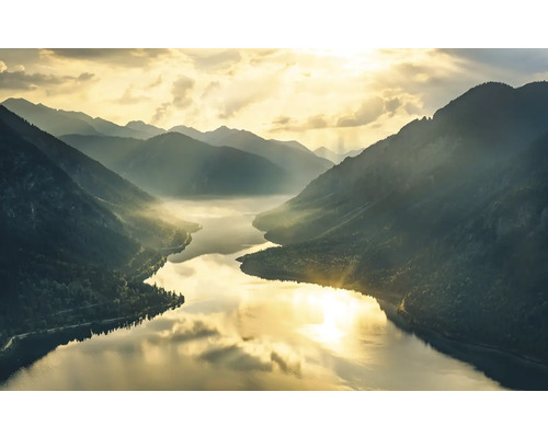 Landschaft mit Bergen und See