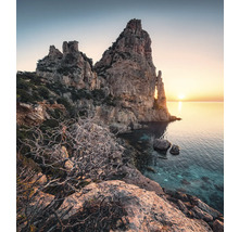 Landschaft mit Felsenküste und Sonnenaufgang über dem Meer