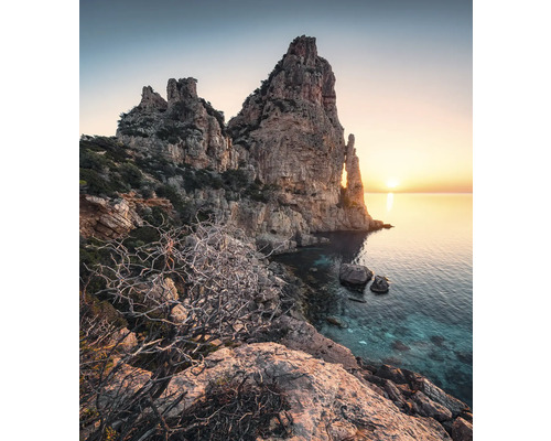 Landschaft mit Felsenküste und Sonnenaufgang über dem Meer