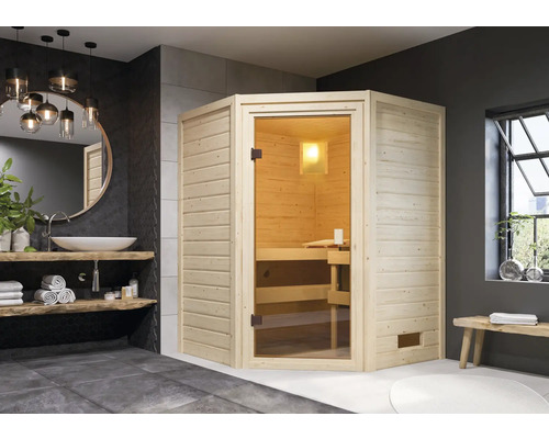 Helle Sauna mit Glastür in einem Badezimmer mit Waschbecken und Spiegel