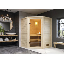 Badezimmer mit Holzsauna, Waschbecken und Spiegel