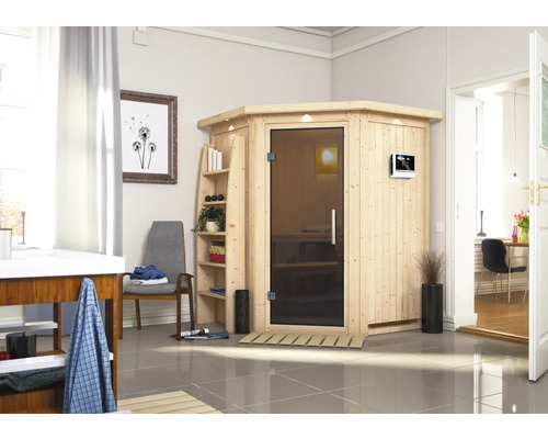 Holzsauna mit Glastür in einem hellen Badezimmer.