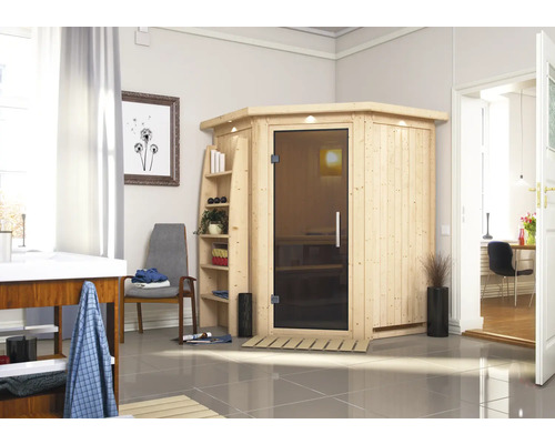 Innenraumbild mit einer Holzsauna mit Glastür und einem Regal für Saunazubehör