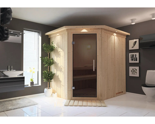 Badezimmer mit Ecksauna aus Holz mit Glastür, Waschbecken und Toilette