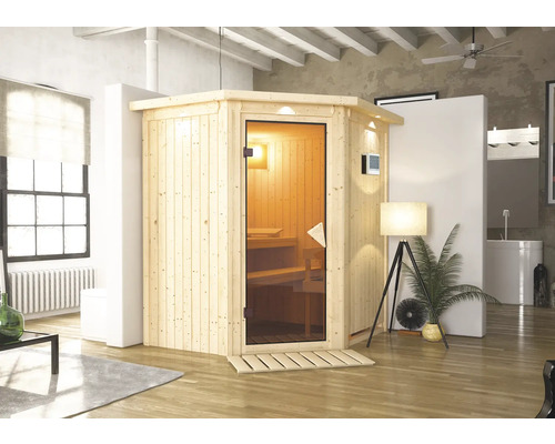 Holzsauna mit Glastür in einem hellen Wohnraum.