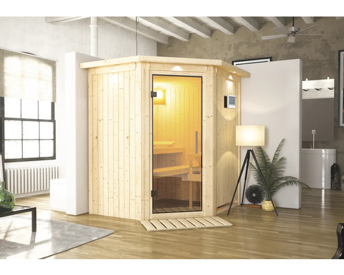 Plug & Play Sauna Karibu Achat III inkl. 3,6 kW Bio Ofen u.ext.Steuerung mit Dachkranz und Ganzglastüre aus Klarglas Holzsauna mit Glastür in einem hellen Wohnraum.