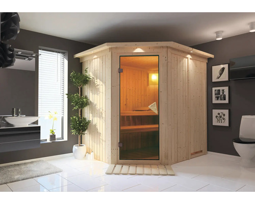 Ecksauna aus Holz mit Glastür in einem Badezimmer