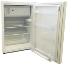 Offener, leerer Kühlschrank mit Regalen