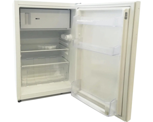 Offener, leerer Kühlschrank mit Regalen