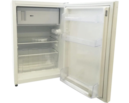 Offener Kühlschrank mit Regalen