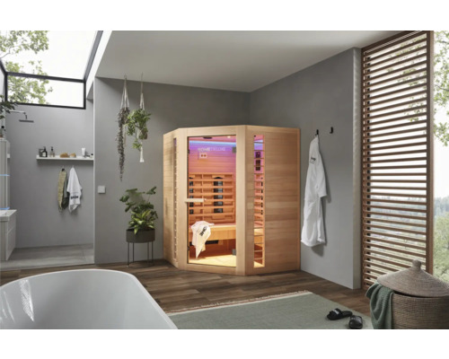 Helles Badezimmer mit Badewanne und Home Deluxe Sauna.