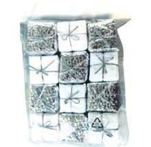 Verpackung mit neun Deko-Geschenken mit Schleife