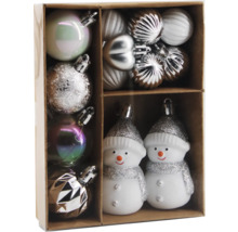 Verschiedene Weihnachtskugeln und Schneemannfiguren in einer Box
