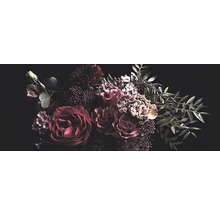 Dekoratives Blumenarrangement mit Rosen und Grünzeug
