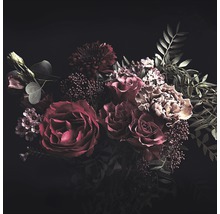 Blumenarrangement mit Rosen und Chrysanthemen auf dunklem Hintergrund