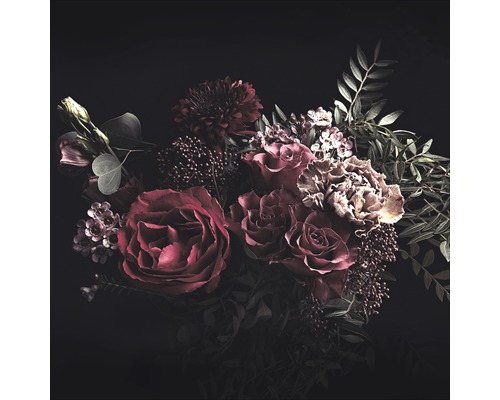 Blumenarrangement mit Rosen und Chrysanthemen auf dunklem Hintergrund