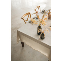 Gedeckter Tisch mit Tischdecke, Vasen und Holzstühlen