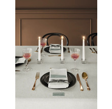 Dekorierter Esstisch mit Geschirr, Gläsern, Besteck und Kerzen.