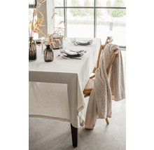 Gedeckter Esstisch mit Tischdecke, Geschirr und Dekoration