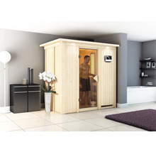 Holzsauna mit Mann im Badezimmer