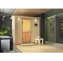 Sauna aus Holz mit Glastür und Duschbereich