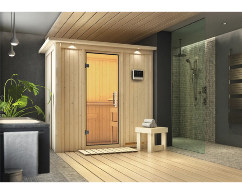 Sauna aus Holz mit Glastür und Duschbereich