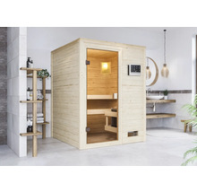Innenraumbild eines Badezimmers mit einer freistehenden Holzsauna mit Glastür und einem Bedienfeld an der Außenseite