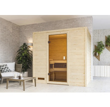 Holzsauna mit Glastür in einem hellen Raum