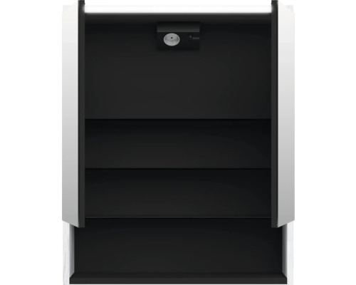 Innenansicht eines Badezimmerschranks mit Einlegeböden und Steckdose