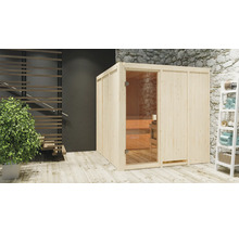 Holzsauna mit Glastür und Holzregal im Raum