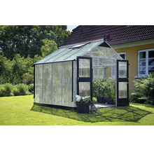 Gewächshaus mit geöffneten Türen im Garten