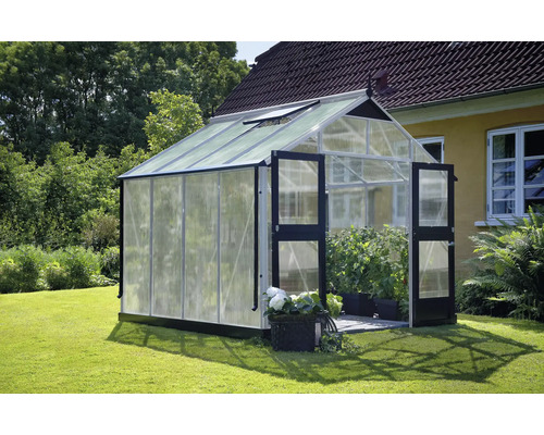 Gewächshaus JULIANA Premium 8,8 m² 10 mm Stegdoppelplatten 296x296 cm Aluminium Gewächshaus mit geöffneten Türen im Garten