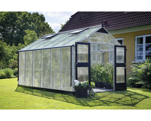 Gewächshaus JULIANA Premium 13 m² 10 mm Stegdoppelplatten 296 x 439 cm Aluminium Gewächshaus mit geöffneten Türen im Garten