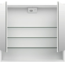Offener Spiegelschrank mit Steckdose und Glasablagen für das Badezimmer.