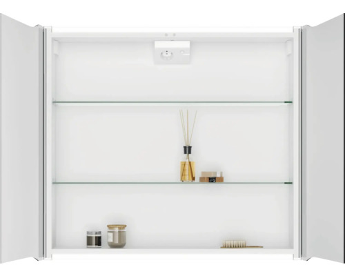 Offener Spiegelschrank mit Glasablagen zur Badaufbewahrung