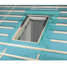 Dachfenstereinbau mit Unterspannbahn und Holzkonstruktion