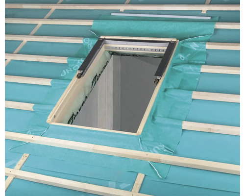 Dachfenstereinbau mit Unterspannbahn und Holzkonstruktion
