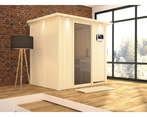 Holzsauna mit Glastür, Innenbeleuchtung und digitalem Bedienfeld in einem hellen Raum