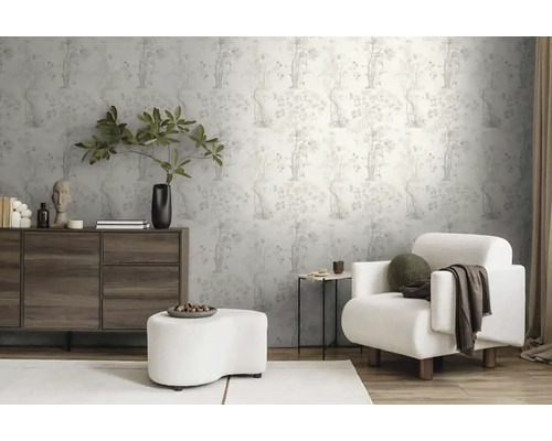 Wohnzimmer mit gemusterter Tapete, Kommode, Sessel und Fußhocker für eine helle und organisierte Atmosphäre.