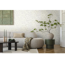 Wohnzimmer mit gemusterter Tapete, Sofa, Tisch und Dekorationen für ein stilvolles Ambiente.