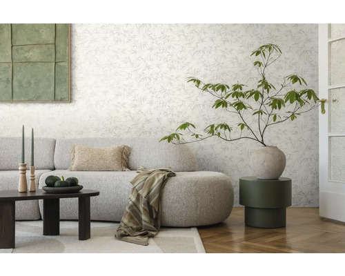 Wohnzimmer mit gemusterter Tapete, Sofa, Tisch und Dekorationen für ein stilvolles Ambiente.