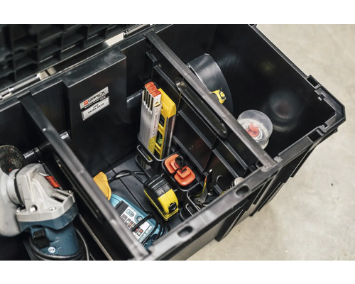 Geöffnete Werkzeugkiste mit Werkzeugen